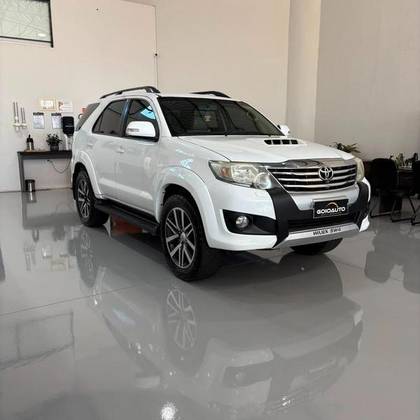 TOYOTA HILUX SW4 3.0 SRV 4X4 7 LUGARES 16V TURBO INTERCOOLER DIESEL 4P AUTOMÁTICO TOYOTA HILUX SW4 3.0 SRV 4X4 7 LUGARES 16V TURBO INTERCOOLER DIESEL 4P AUTOMÁTICO
